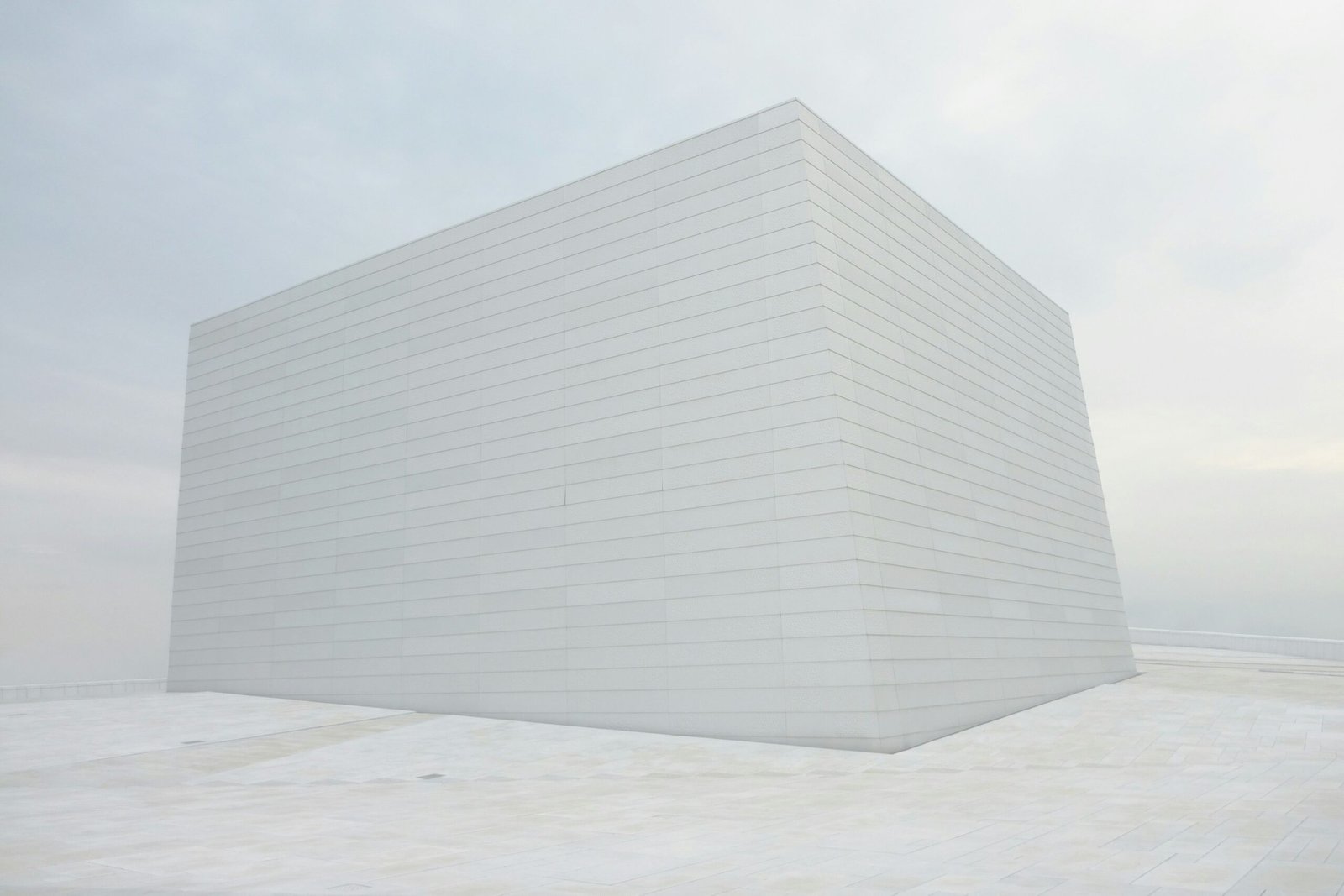 An infographic comparing hot and cold storage benefits and risks